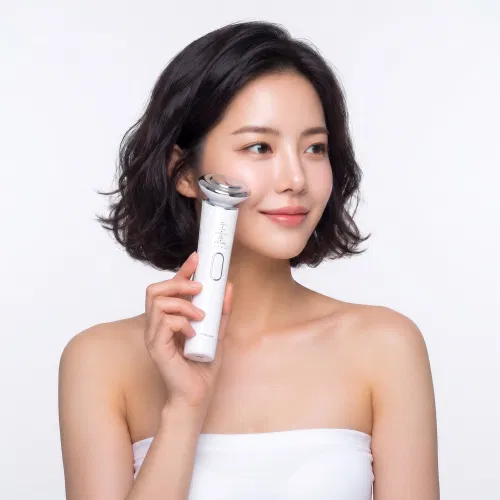 손에 쥐고 얼굴에 대는 사용 모습
