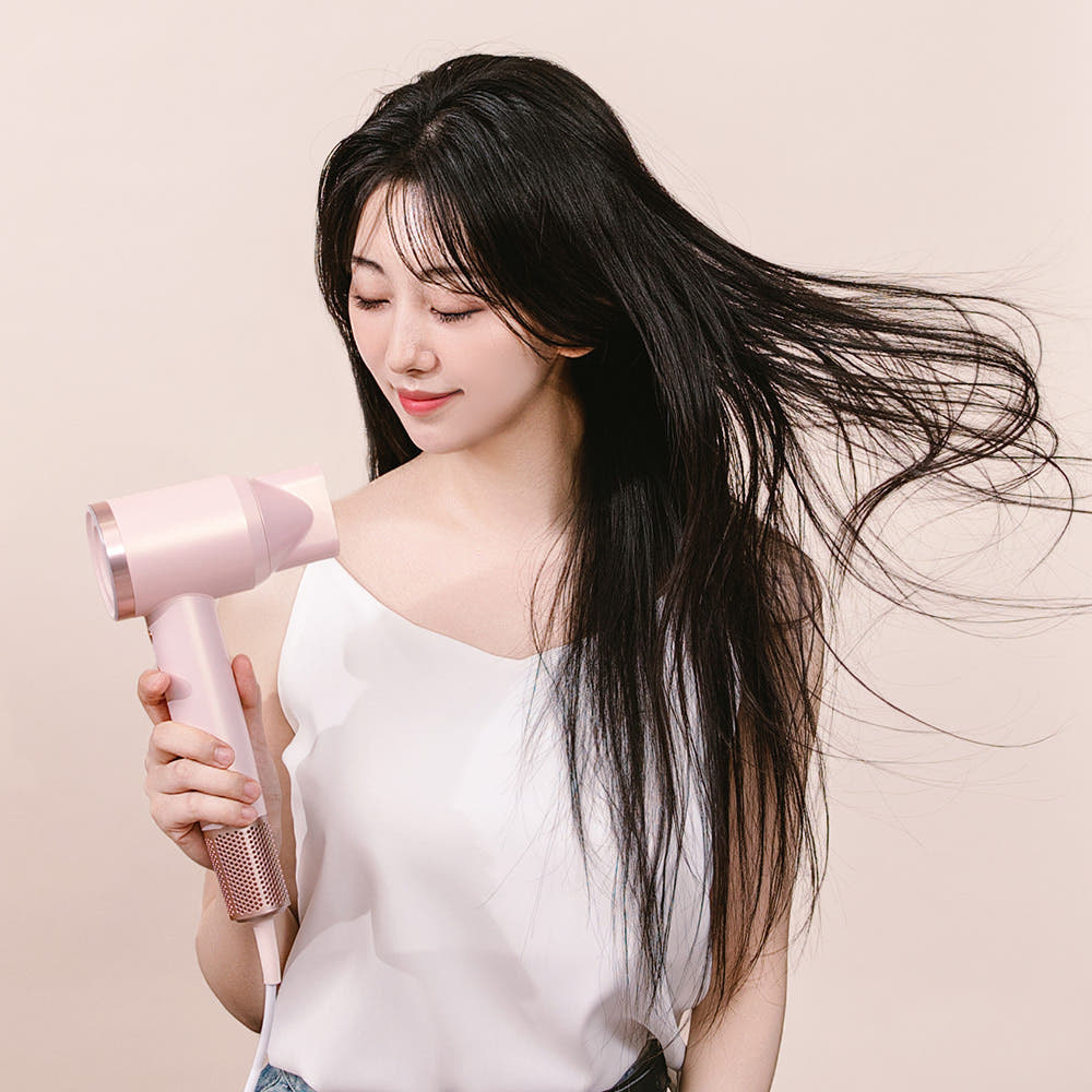 긴 머리를 말리는 장면으로 사용 상황이 잘 드러나요.