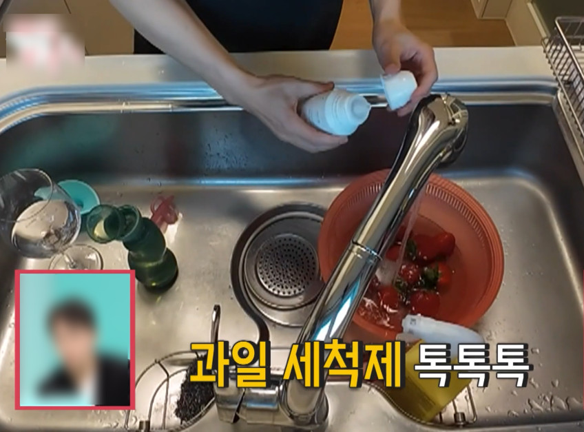 과일 세척제를 물에 넣어 사용하는 장면